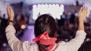 Congregación evangélica adorando a Dios