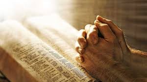 Manos en oración — comunión con Dios